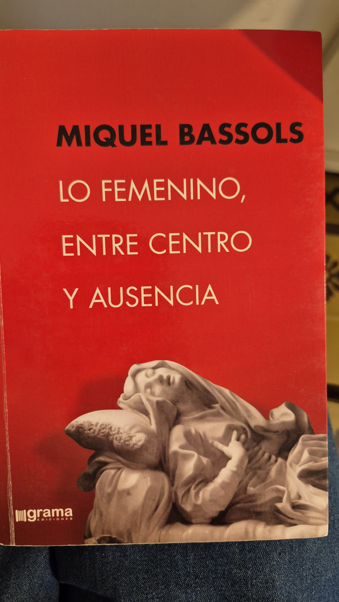 Lo femenino, entre centro y ausencia